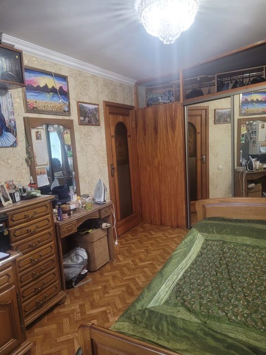 Продам квартиру трехкомнатную