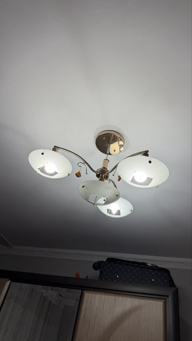 Срочно продам люстру