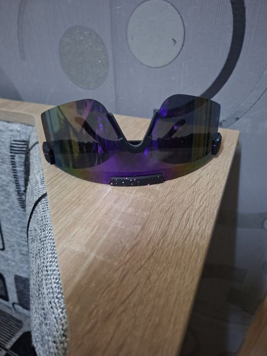 Vand ochelari de soare.