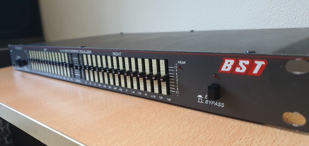 Vând egalizator cu 2x15 corecții pe canal