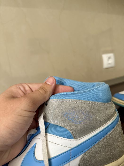 Jordan 1 mid University Blue
