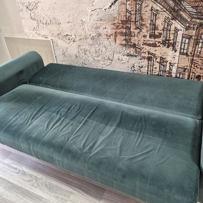Диван зелёный, раскладной, велюр.