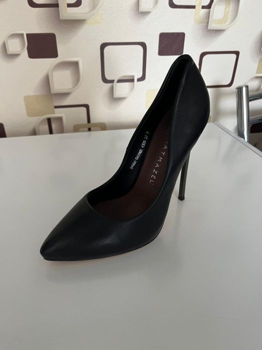 Продадим красные и черные туфли