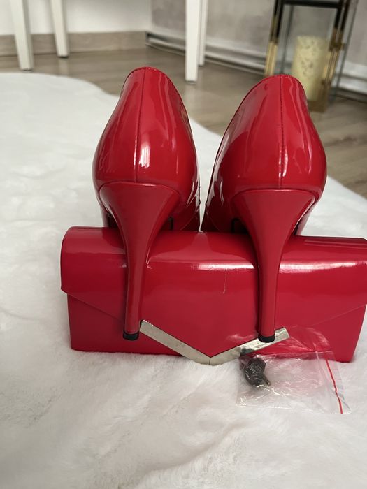 Pantofi rosii stileto