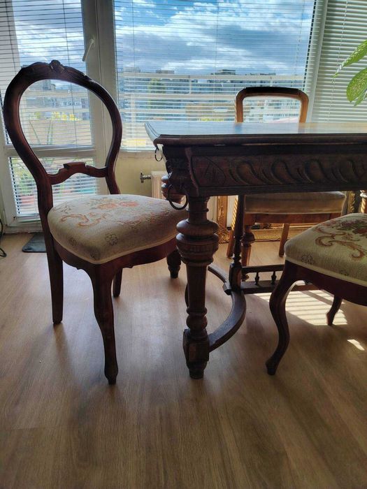 Продавам маса - резбована , в бароков стил