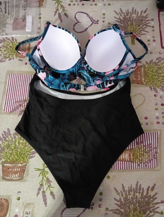 Бански с твърда чашка и висока талия