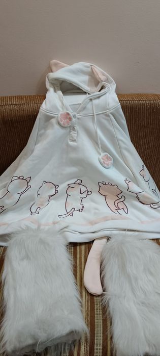 Пончо и пушистые гетры