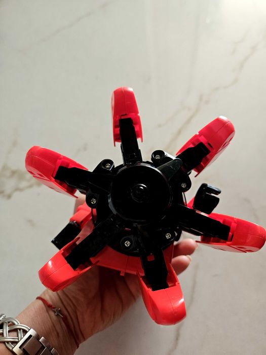 Танцуващ и пеещ робот