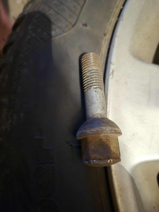 Продавам болтове