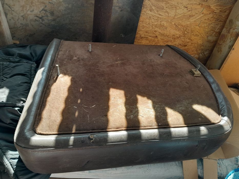 Отдам остатки дивана бесплатно.