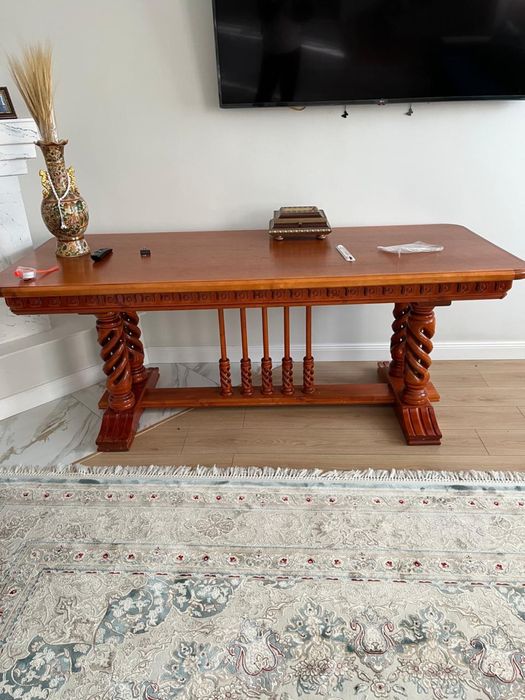 Продам стол для гостиной, дерево