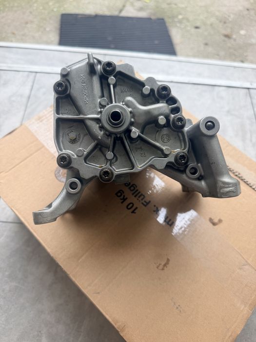 Pompa ulei motor BMW OE 11418631810