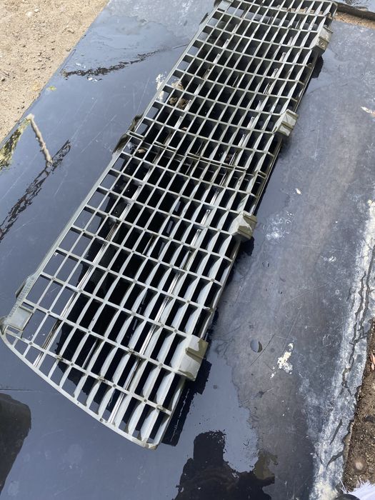 Продам решетки на радиатор мерседеса 124