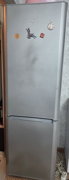 Продам холодильник indesit