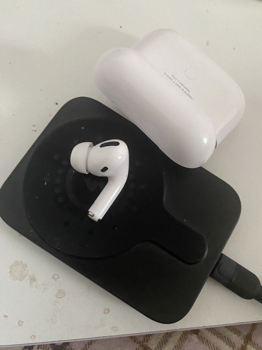 Продам airpods pro с коробкой и беспроводную зарядку