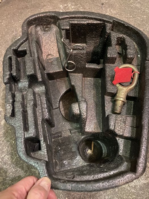 Ключ с дистанционно заключване за GOLF 4 и кора за крика в резерв.гума