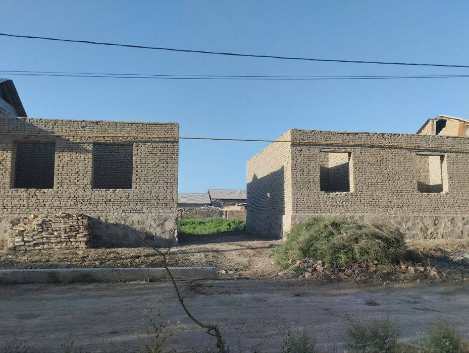 Hovli uchastka sotiladi