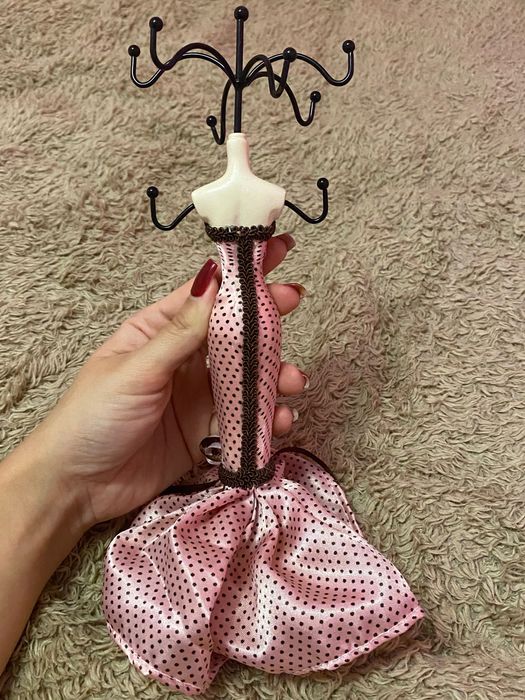 Стилна стойка за бижута в женски силует