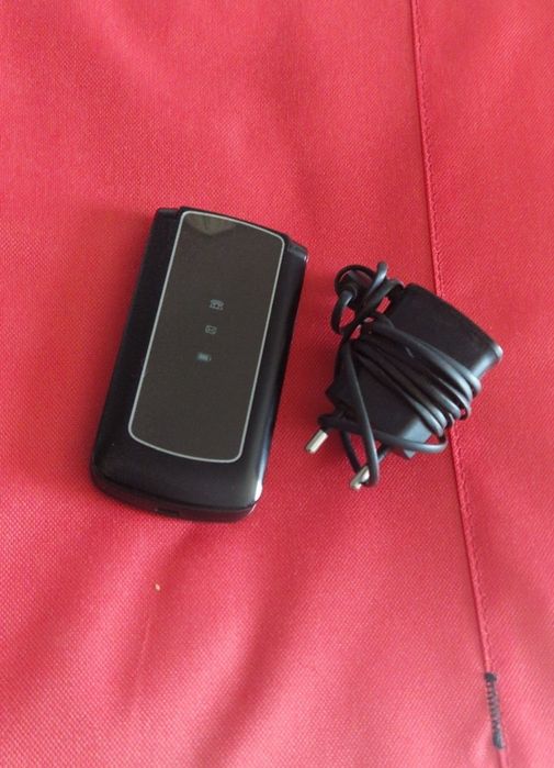 Telefon cu clapeta cu încărcător