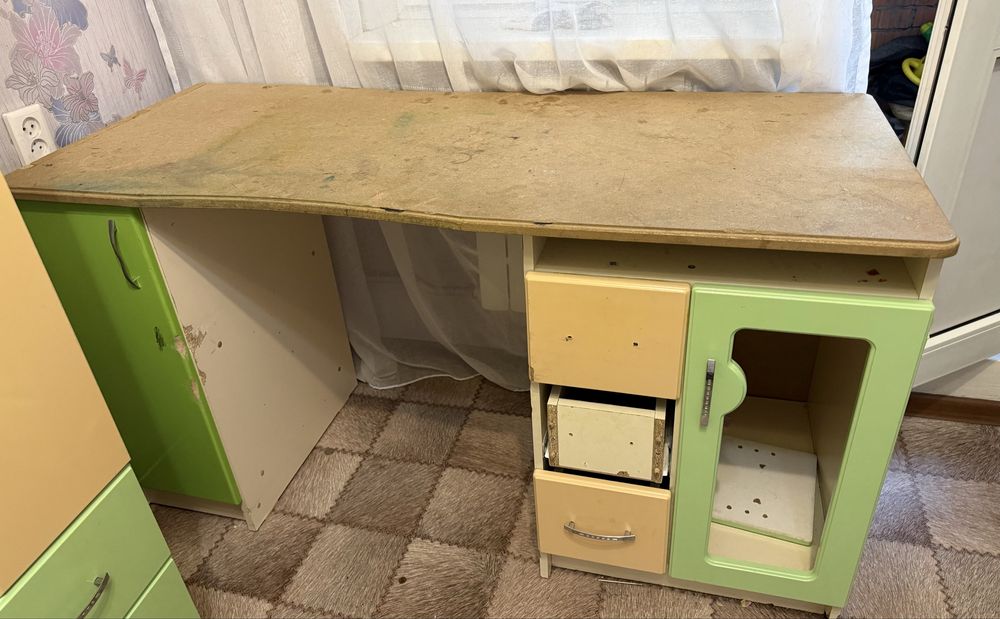 Продам 2 шкафа и отдам стол
