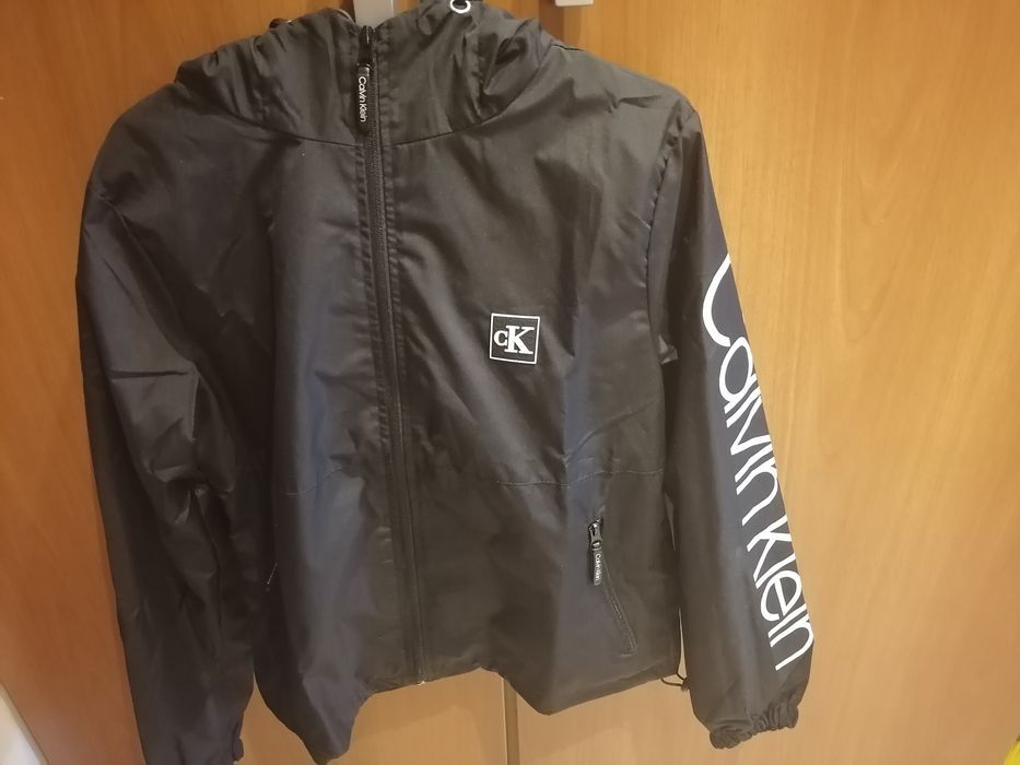 Ново дамско черно горнище Calvin Klein размер S.