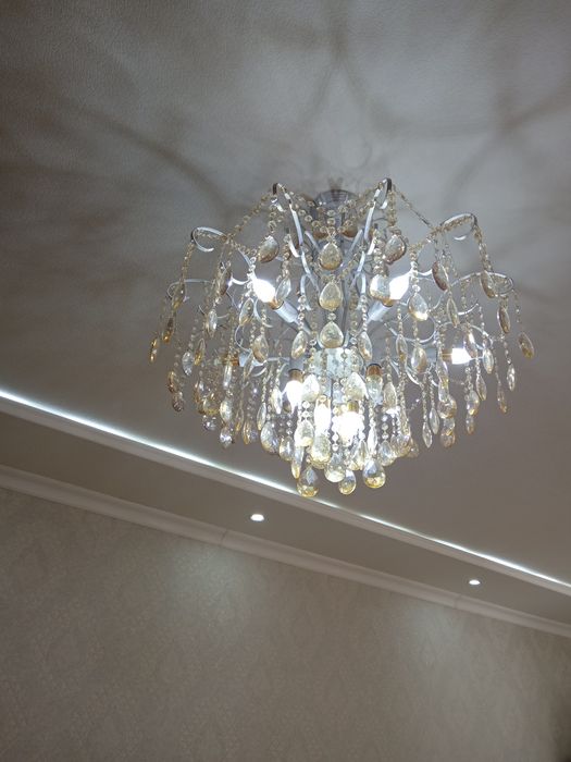 Люстра сотилади.