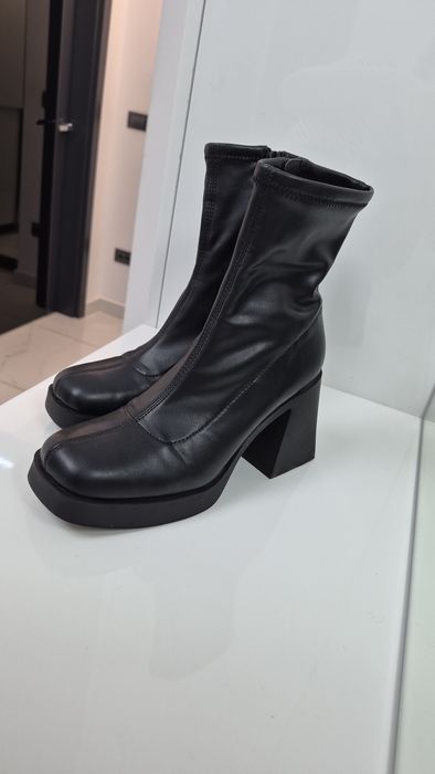 Botine negre cu toc gros și platformă – stare foarte bună