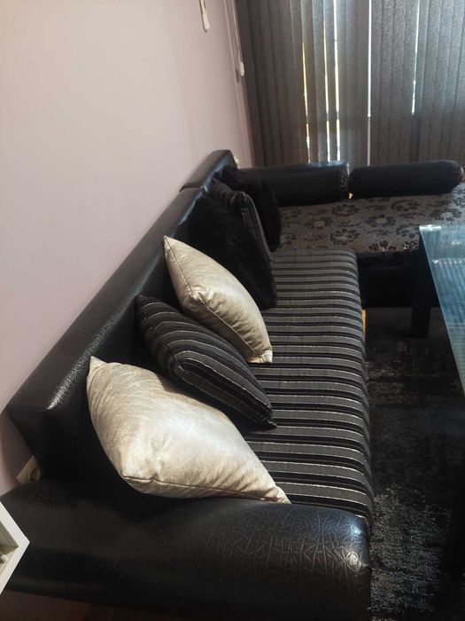 Продавам ъглов диван с холна маса