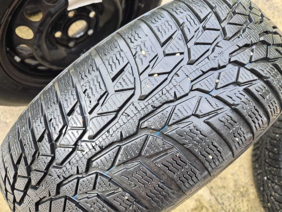 Vând set complet roți Iarnă Anvelope NOKIAN (195/65 R15) + Jante Oțel