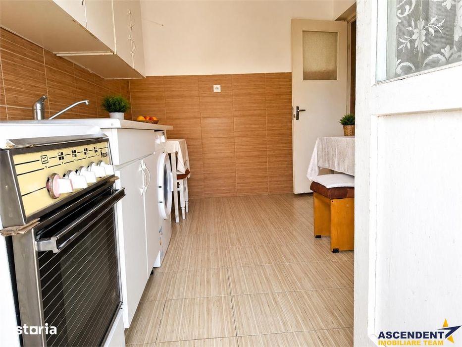 Drumul Poienii .LIvada Postei: 3 camere decomandate,2 balcoane,vedere