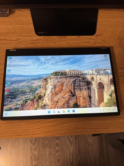 Чисто нов лаптоп с тъчскрийн дисплей – модерен, тънък и бърз!