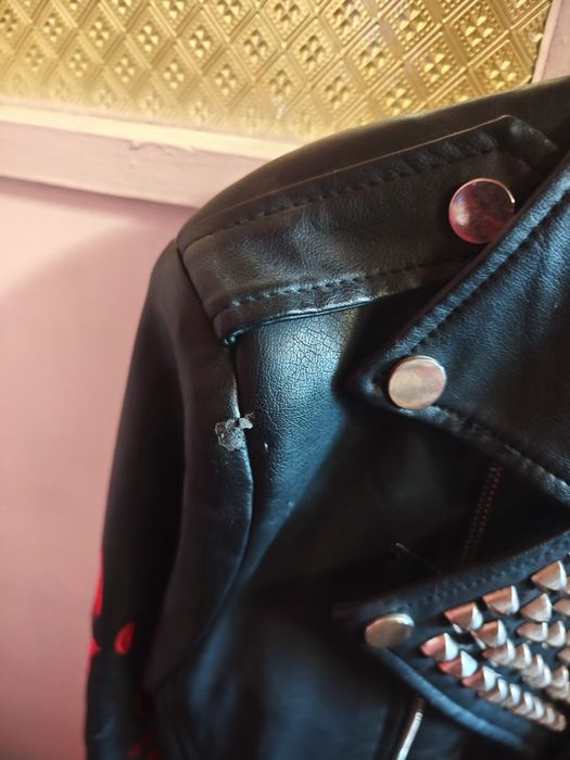 Кожено яке с бродирани рози и череп