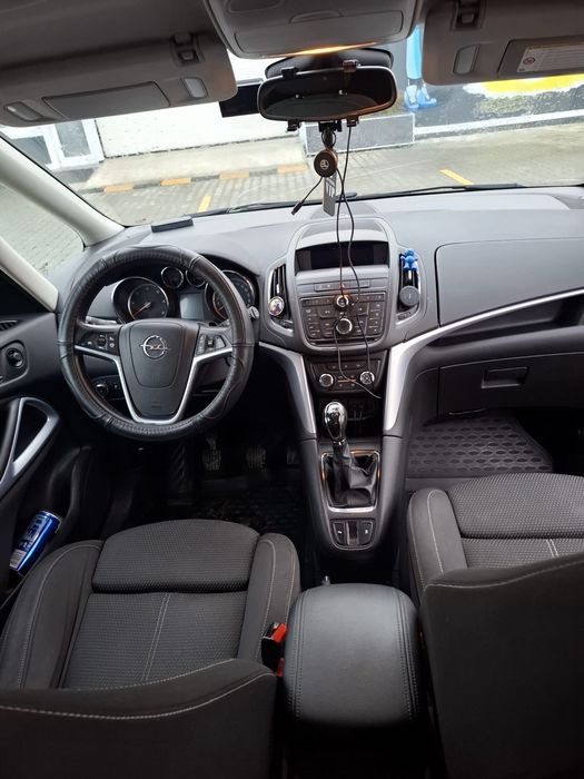Vand opel zafira tourer  7 locuri