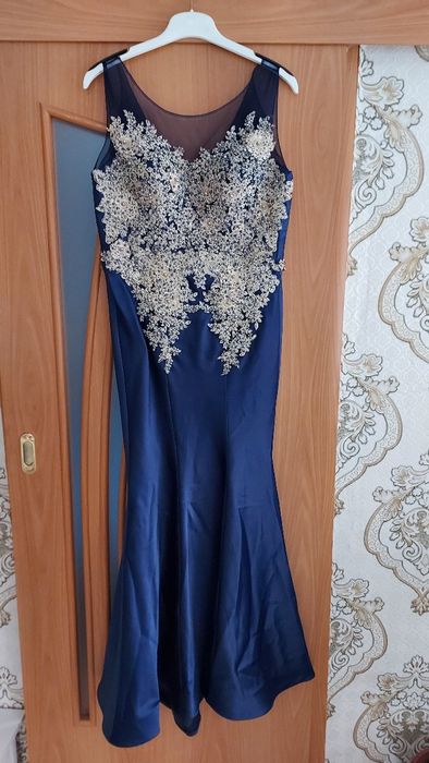 Продам вечернее платье после химчистки р-р 48