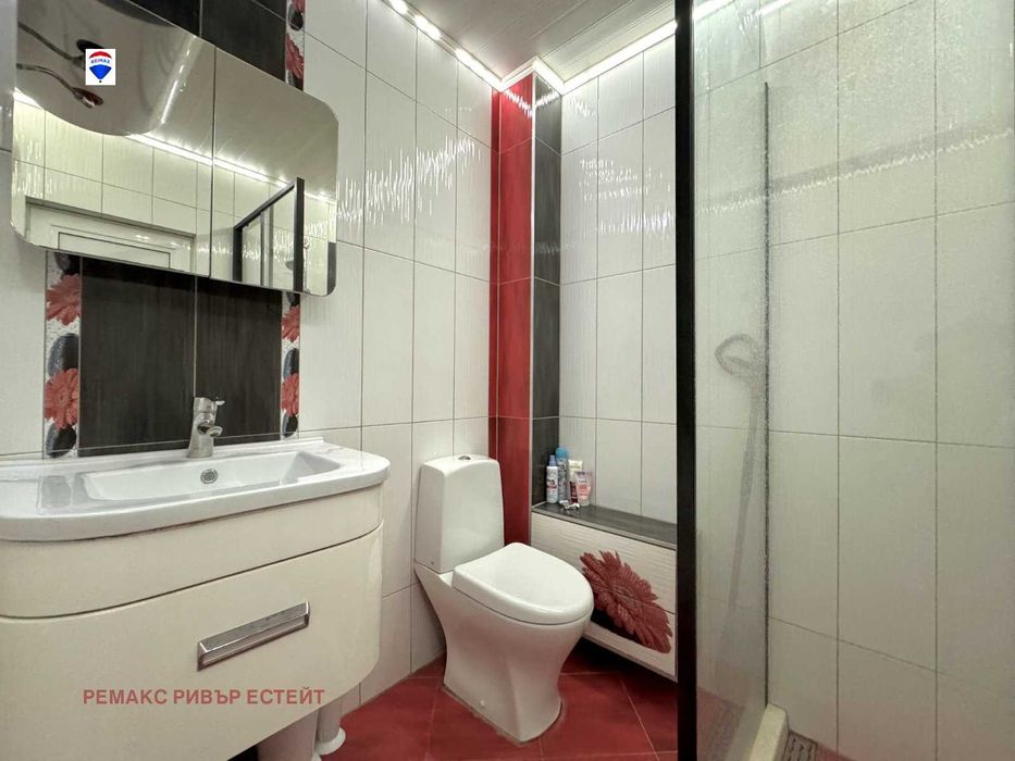 Дава се под наем Тристаен апартамент в Русе, Център - 118 кв.м за 612 € - Снимка #13