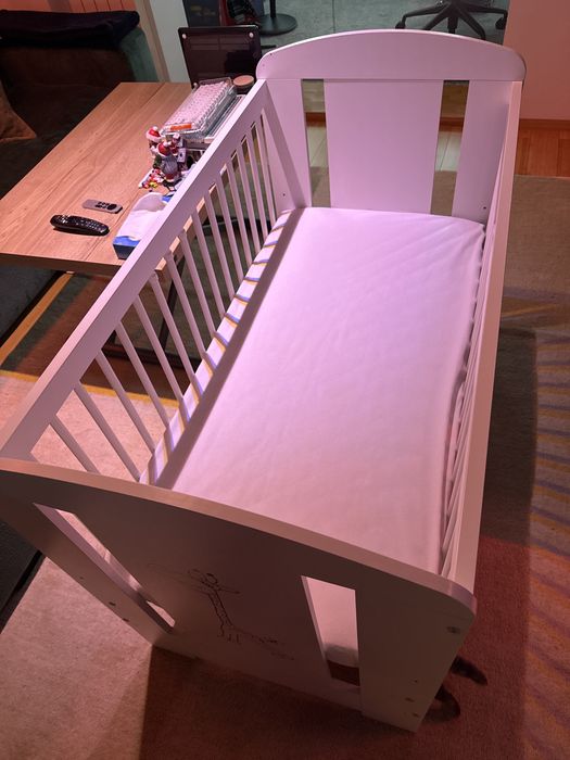 Vand patut de lemn cu saltea pentru bebelusi