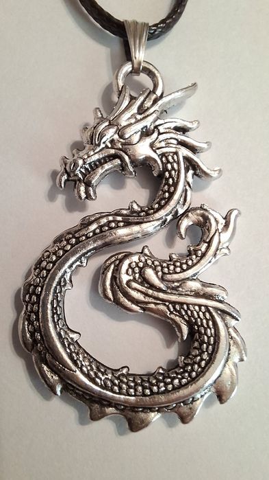 Pandantiv stil biker ori cu dragon.