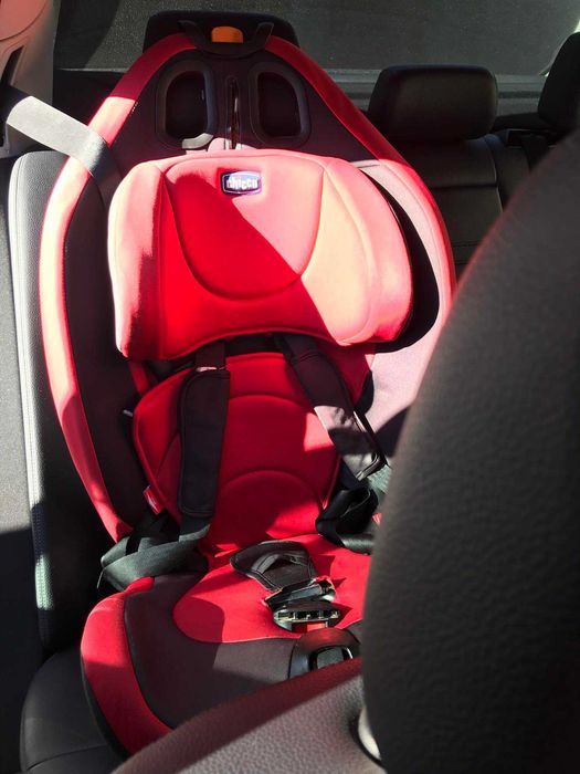 Продавам столче за кола Chicco + подарък седалка