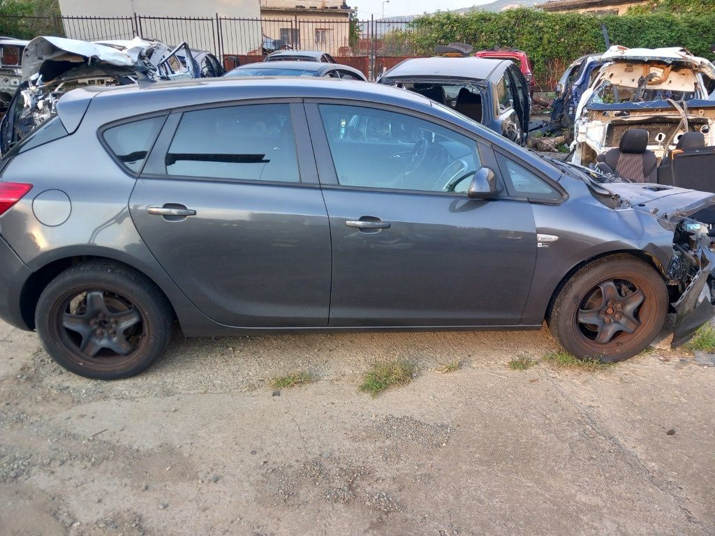 Опел Астра J 2012г 1.4турбо 140к.с на части гр. Монтана в.з. Юг • OLX.bg