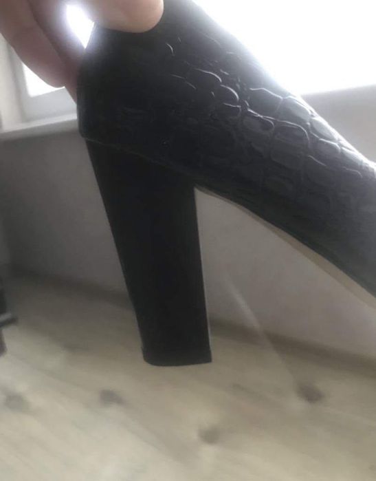 Чисто нови обувки на ток