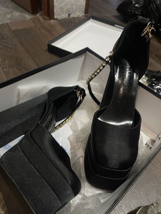 Туфли Versace на высоком каблуке братц