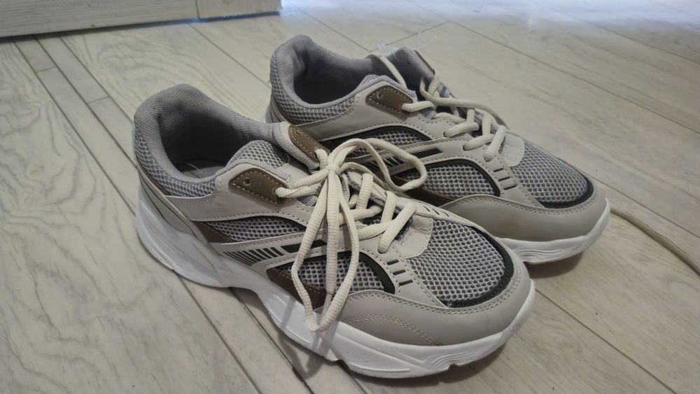 Продам кроссовки