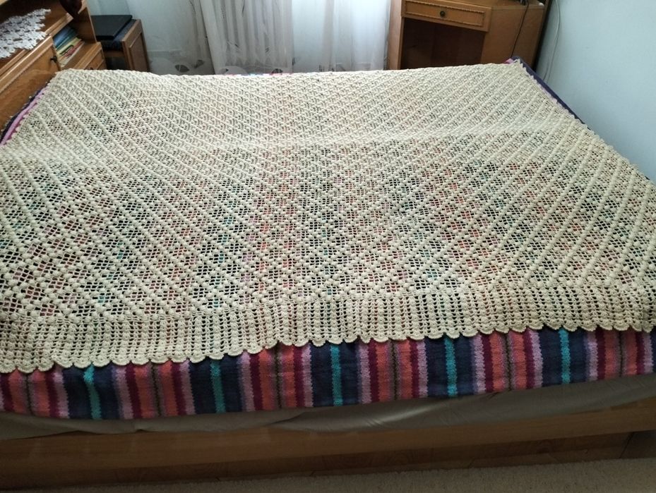 Cuvertura din lână si ie brodata