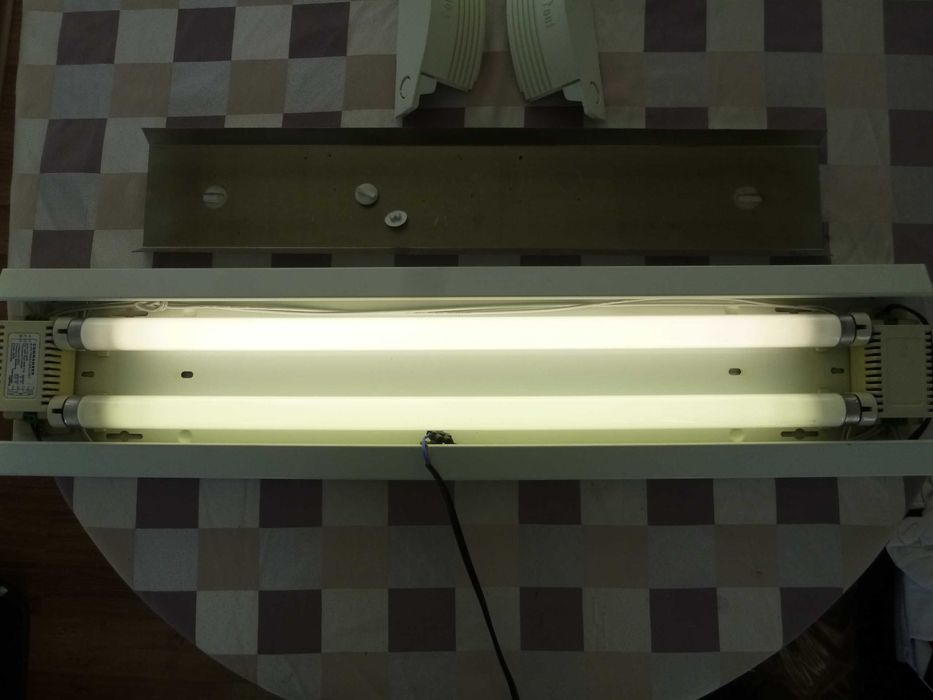 Неонова/луминисцентна лампа с две пури- 2х18W.