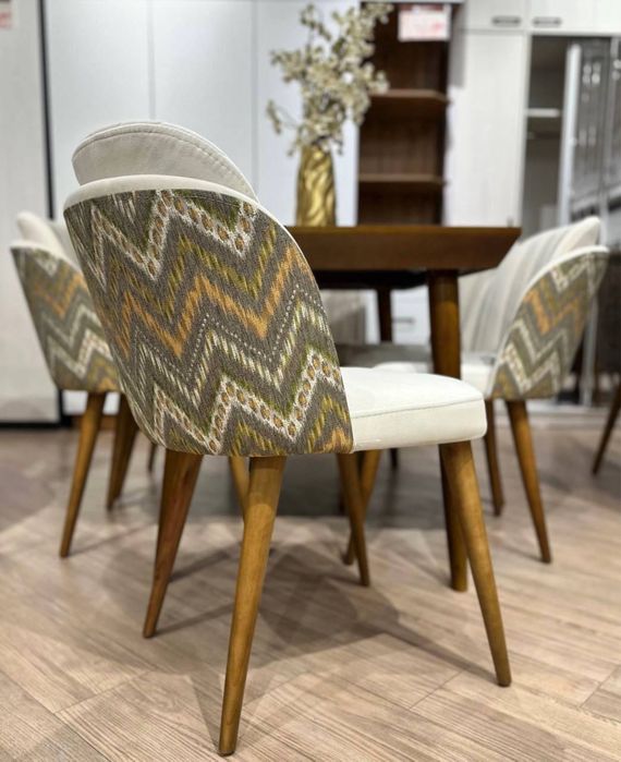 Стол стулья для гостиной и для кухни