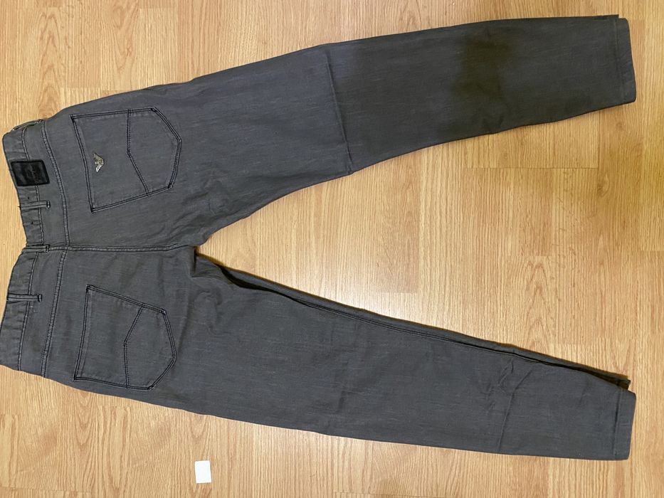 Vand pantaloni Armani marime 42