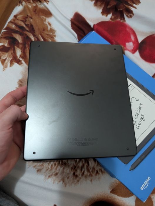 Vând tabletă kindle scribe pentru piese