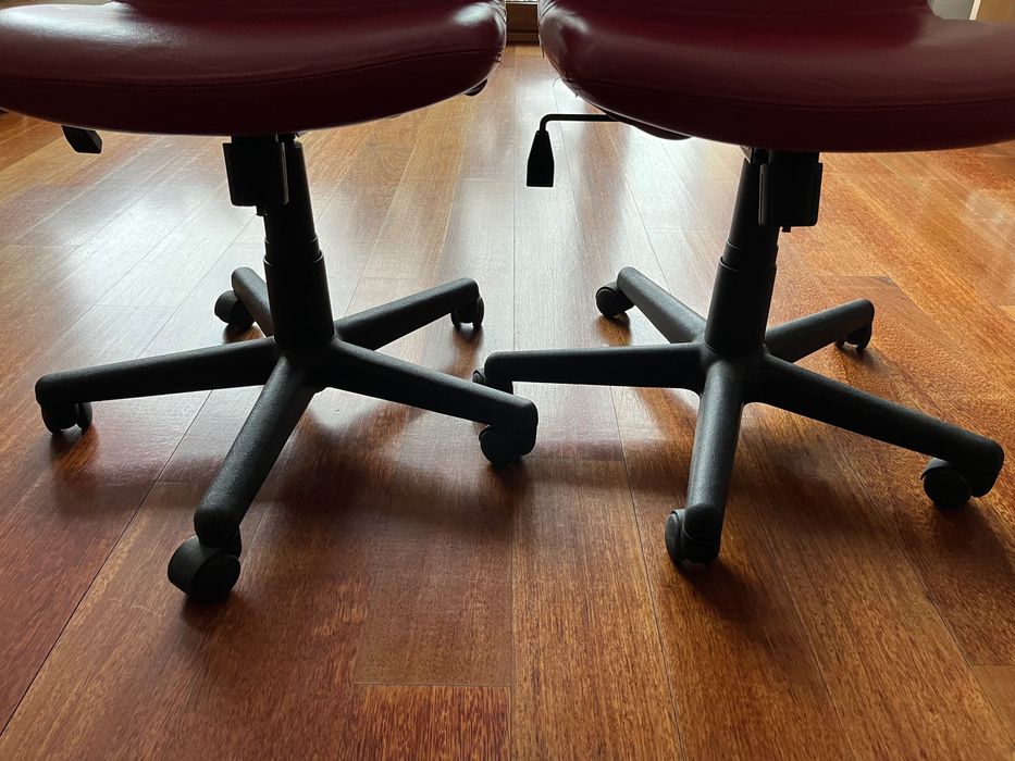 2 scaune rotative din piele brodate cu sigla Dinamo