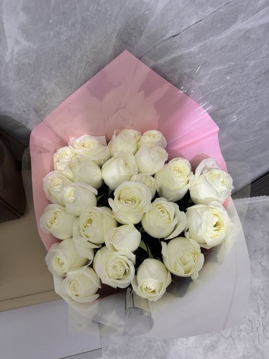 Розы белые, голландские