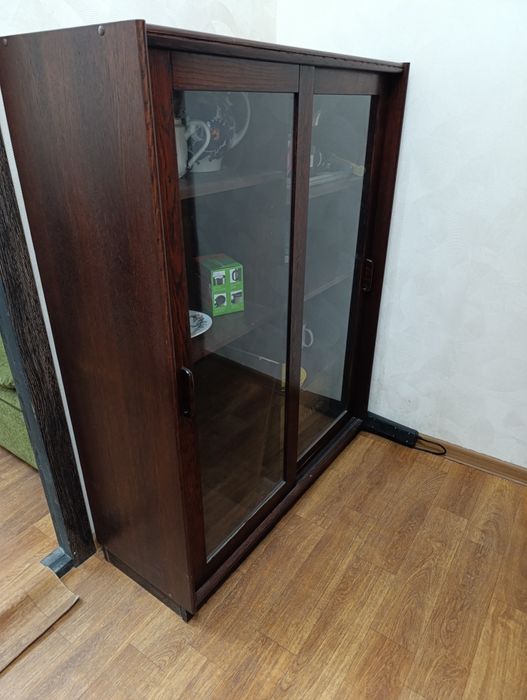 Набор офисной мебели под красное дерево.